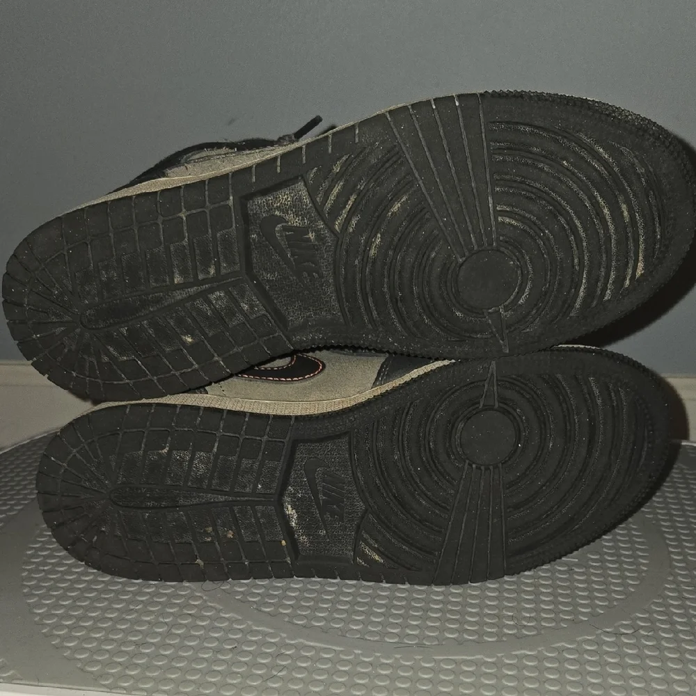 Jordan Black and Gray Sneakers - Picture 5 of 7